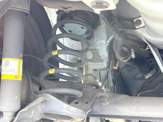 お車を安心してお乗りいただく為には、足回りの定期点検が欠かせません。サービスサポート（有償保証）では無料点検もご提供しており、安心のカーライフをお過ごしいただけるサポート体制が整っています。