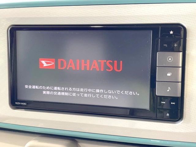 【純正ナビ】人気の純正ナビを装備しております。ナビの使いやすさはもちろん、オーディオ機能も充実！キャンプや旅行はもちろん、通勤や買い物など普段のドライブも楽しくなるはず♪