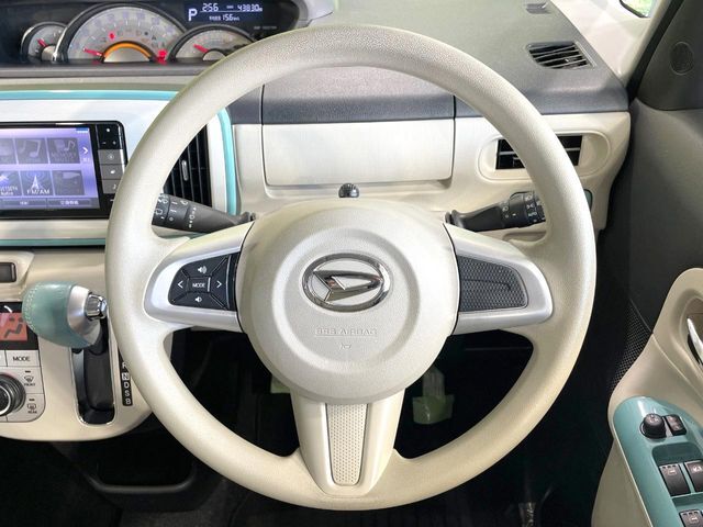 インテリアに合わせたデザインのステアリングは、運転される方のことも考え、運転しやすい形状、大きさです。是非一度、実際に触ってお確かめください。