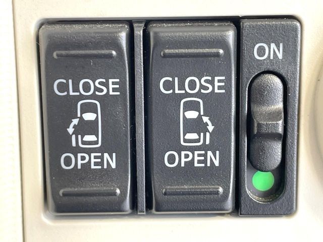 【両側パワースライドドア】スマートキーや運転席のスイッチで後席両側スライドドアの開閉が可能♪電動だから力を入れてドアを開ける必要が無く、小さなお子様でも簡単に開け閉めでき快適です♪