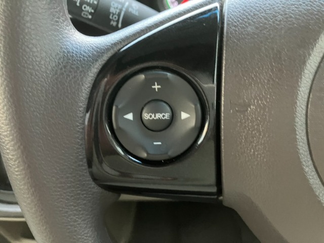 便利なステアリングスイッチも装備！運転中のオーディオ操作も安心です☆彡