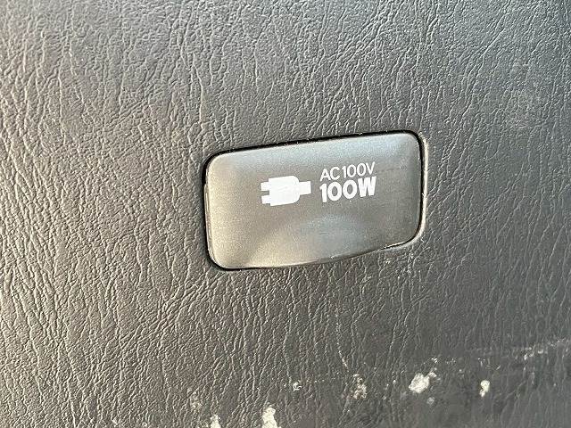 メーカーOPの【AC100V電源】を装備。携帯やノートパソコンの充電など家庭用電化製品を車の中で思う存分お楽しみいただけます。
