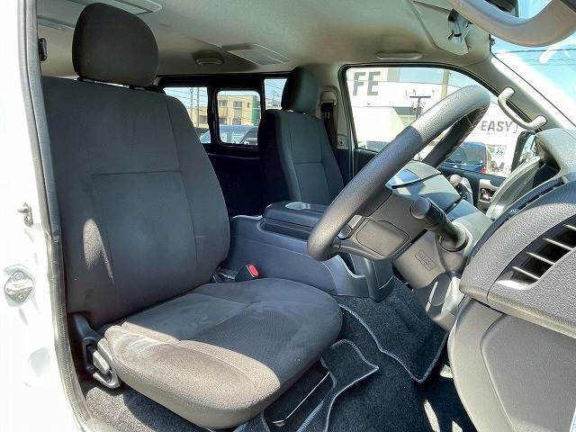 各ブランドのシートカバーの取り扱いもございます。また、弊社オリジナルフロアマットもご用意しております