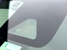 【スマートアシスト】走行中に前方の車両等を認識し、衝突しそうな時は警報とブレーキで衝突回避と被害軽減をアシスト。より安全にドライブをお楽しみいただけます。