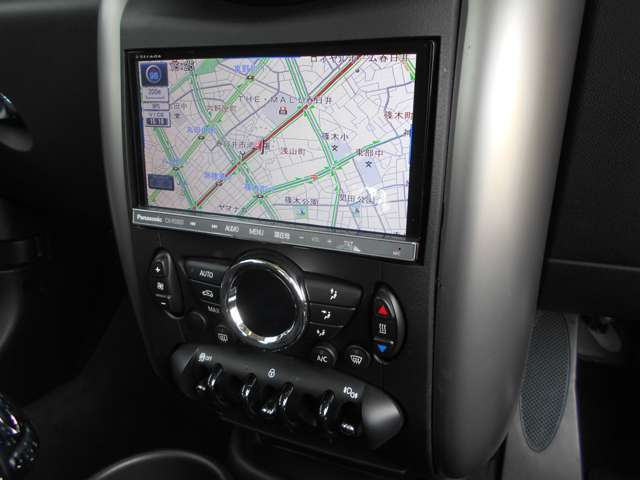 センターパネルには専用キットを使用し、画面埋込式のナビ（バックカメラ付）が装着されております。収まりがよく人気のこの取付方法ですが、実は結構高額なんです。初めから装着されているのは嬉しいポイントです！