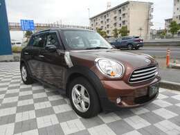 センターパネルには専用キットを使用し2DINナビが装着されており、バックカメラやTV、BLUETOOTH等の機能がお使い頂けます。ドアバイザーやホワイトターンシグナルなどのOPも装着されてますよ！