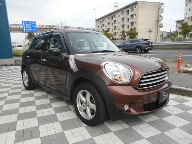 センターパネルには専用キットを使用し2DINナビが装着されており、バックカメラやTV、BLUETOOTH等の機能がお使い頂けます。ドアバイザーやホワイトターンシグナルなどのOPも装着されてますよ！