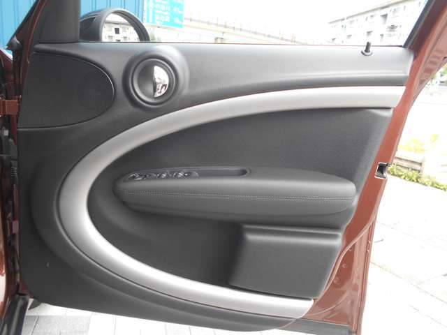 運転席のドアパネルです。お客様にご安心してカーライフを楽しんで頂けるよう、弊社では低走行・高品質な車輌のみを厳選して仕入れております。
