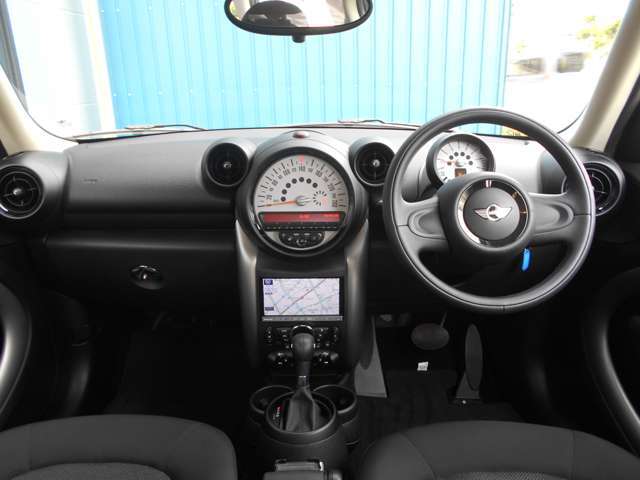 後部座席から見たインテリアです。走行距離35，800kmの禁煙車として使用されており、気になる臭いや汚れは見受けられない綺麗な状態です。センターパネルにナビが装着されているのが嬉しいポイントですね！