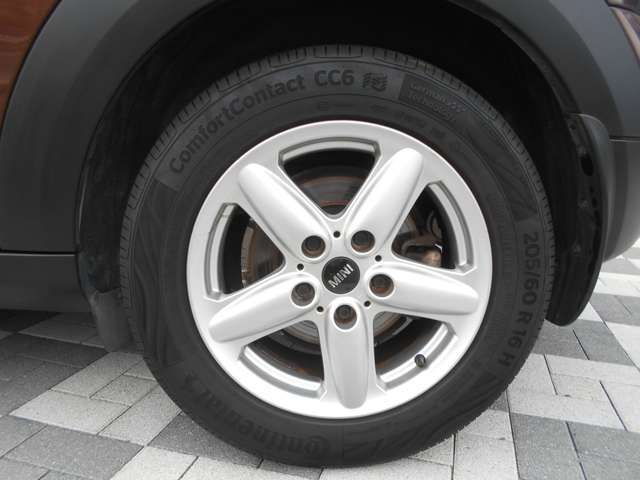 左リアホイールです。弊社では自社積載車輌を持っており、万が一の事故や故障の際にもスピーディーに出動することが可能です。お洒落な自社レンタカーも常駐しておりますよ♪