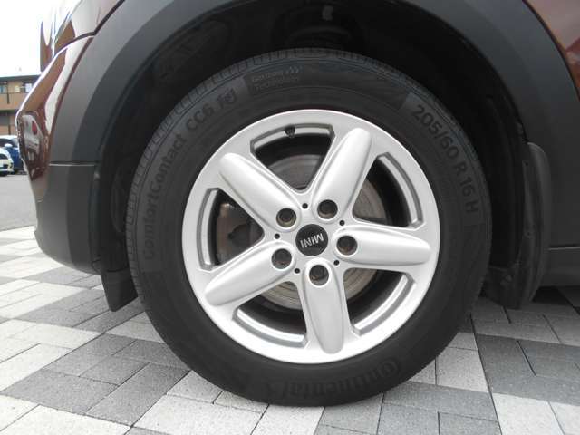 左フロントホイールです。純正の16インチがチョイスされており、タイヤは4本共に2020年製のコンチネンタルに交換されております。残り溝はまだまだございますので、当分はご安心してお使い頂けます！