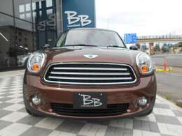 2014年式のMINIクロスオーバー、ノンターボガソリンエンジン搭載の「クーパー」が入庫いたしました。ディーゼル車が多いなか貴重なガソリン車で、走行距離は35，800kmと少なく状態はいいですよ！