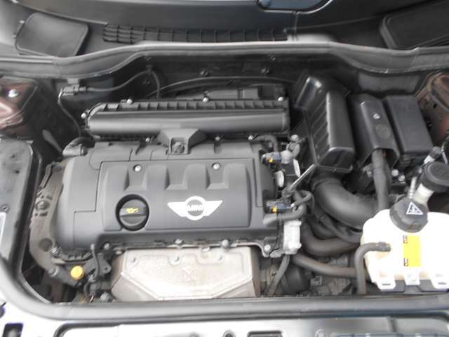 エンジンルームです。内外装・機関系共に「高品質」にはこだわりを持っております。是非一度ご来店頂き、弊社の在庫を実際に触れ、「こだわり」の高さを体感ください！