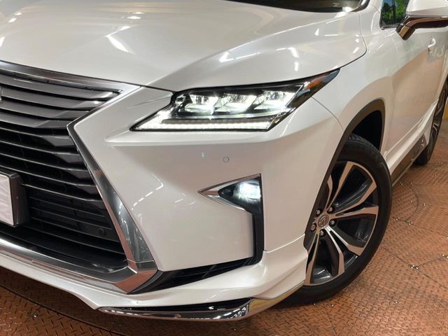 【LEDヘッドライト】悪天候や夜間走行時も良好な視界を確保し安心して運転できる高輝度LEDヘッドライトを装備！点灯速度が早く、消費電力も抑えられています。