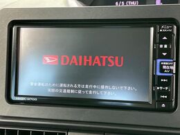【純正ナビ】人気の純正ナビを装備しております。ナビの使いやすさはもちろん、オーディオ機能も充実！キャンプや旅行はもちろん、通勤や買い物など普段のドライブも楽しくなるはず♪