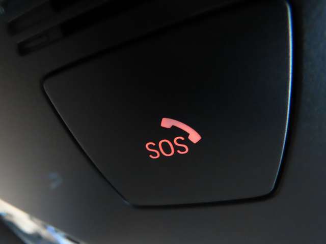 SOSコール/エアバックが展開するような深刻な事故において、自動でSOSコールを発信します。車内で急病人が出るような緊急時は、手動で発信可能です。