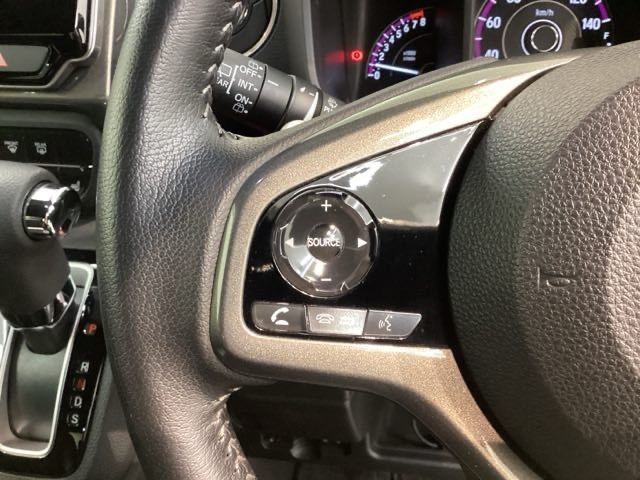 ステアリングにオーディオ操作スイッチが付いています。オーディオ画面に直接タッチしなくても操作が出来ますので、運転に集中できます。