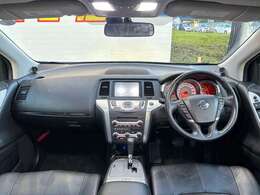 運転廻りの画像です！操作スイッチ類もキレイな状態です。専門スタッフが内外装を清掃・きめ細かい箇所までクリーニングしています。