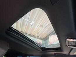【サンルーフ】開放感たっぷりの希少装備、サンルーフが装着されています！車内に明かりを取り入れたり景色を楽しむ以外にも、車内の空気も簡単に換気できて快適です！