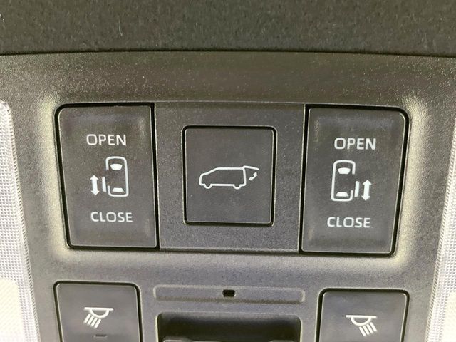 【両側パワースライドドア】スマートキーや運転席のスイッチで後席両側スライドドアの開閉が可能♪電動だから力を入れてドアを開ける必要が無く、小さなお子様でも簡単に開け閉めでき快適です♪
