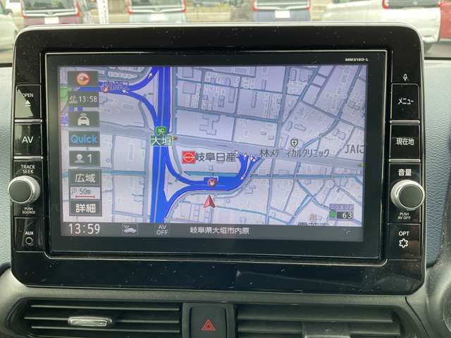 通信ユニット内蔵の日産純正メモリーナビ（MM319D-L）装備、スマホアプリと連動、音声対話検索などに対応した高機能ナビ。多彩なメディア再生。