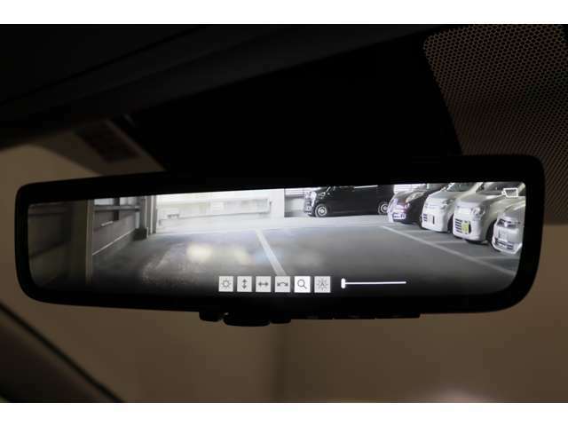 【デジタルインナーミラー】車両後方カメラの映像を映します。ヘッドレストや荷物などで視界を遮らずに後方を確認することができます。切替レバーを操作して通常のミラーモードに変更ができます。