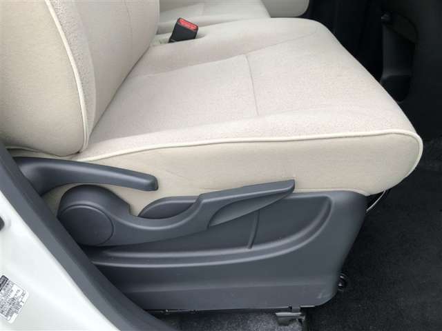 運転席シ-ト座面は上下アジャスタ-付です。お好みの位置に調整可能です。