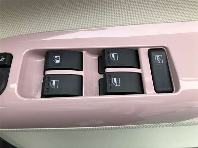 パワーウィンドウのスイッチです。　運転席にいながら助手席や後席の窓を開け閉めできるので、大変便利です。