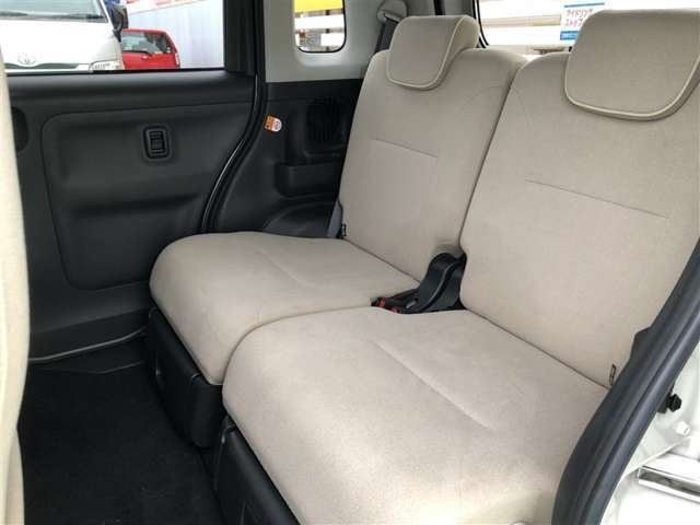 【後部座席】も当然、綺麗・清潔に仕上げております。内装の綺麗なお車は気持ちが良いですし、コンディションのいい車が多いです。オススメの1台です。