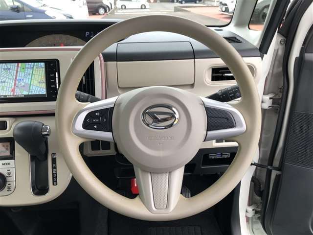 ハンドルは、車を運転する上で、ずっと握っている重要なパーツです。　手にフィットする物が、いいですよね♪