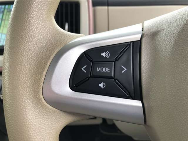 【ステアリングスイッチ】左です。ステアリングから手を離さず、運転に集中したまま手元でオーディオ操作等が出来ます。