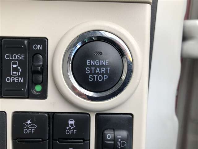 エンジンスタートボタンです。キーが車内にあれば、エンジンの始動・停止はブレーキを踏んでスイッチを押すだけ！キーを取り出す手間を省き、ワンプッシュでエンジンを操作するので簡単でスムーズです。