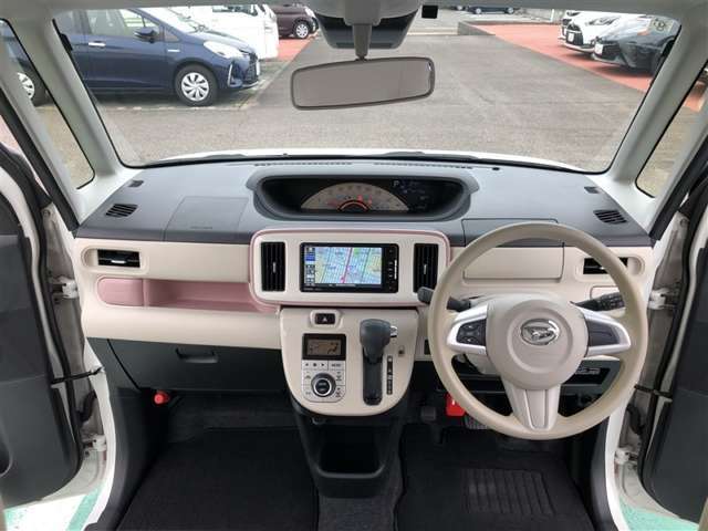 シンプルながら機能性溢れる運転席廻りです。視界性もよく、運転しやすいですよ。