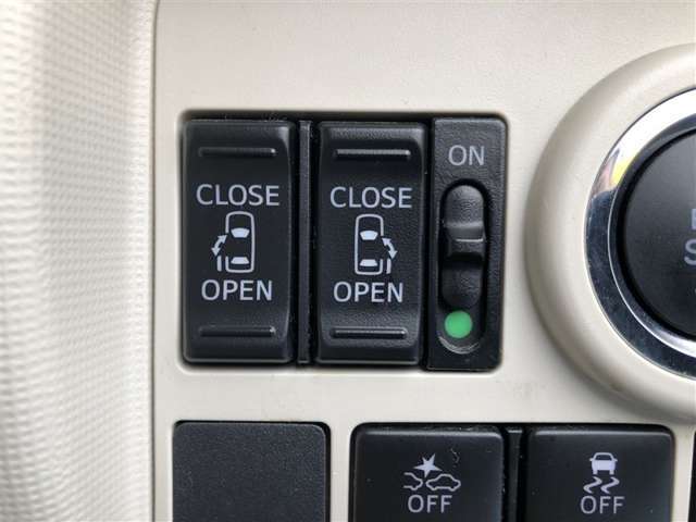 【両側電動スライドドア】です。小さいお子様やご年配のかたも、簡単にドアの開閉ができます。また、左右の行き来やスペースの少ないところでも安心して乗降ができるので便利です