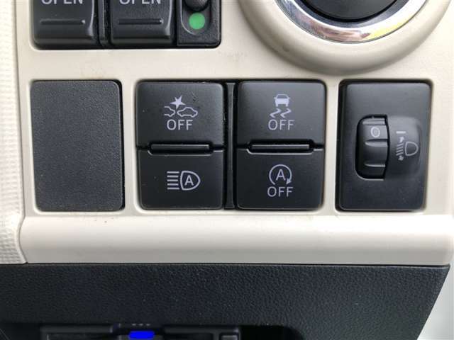 【スマートアシスト】　走行中に前方の車両等を認識し、衝突の可能性が有る時は警報音とブレーキで衝突回避と被害軽減をアシストしてくれます。安心してドライブをお楽しみいただけますね。