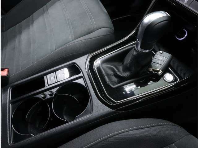 VWのスマートエントリー＆スタートシステム「キーレス・アクセス」。キーを所持して、ドアハンドルに触れるだけで開錠＆施錠、スタートボタンだけで始動可能です。