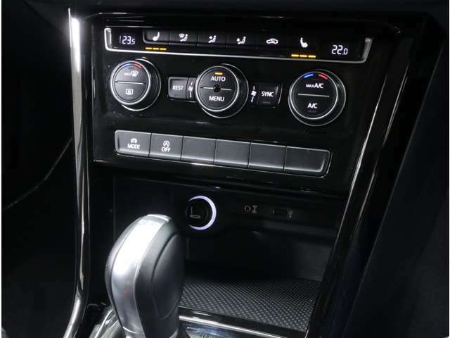 「TSIハイライン」には、運転席/助手席/2列目独立調整、自動内気循環機能付きの「3ゾーンフルオートエアコンディショナー」を装備。前席にはシートヒーターも内蔵しています。