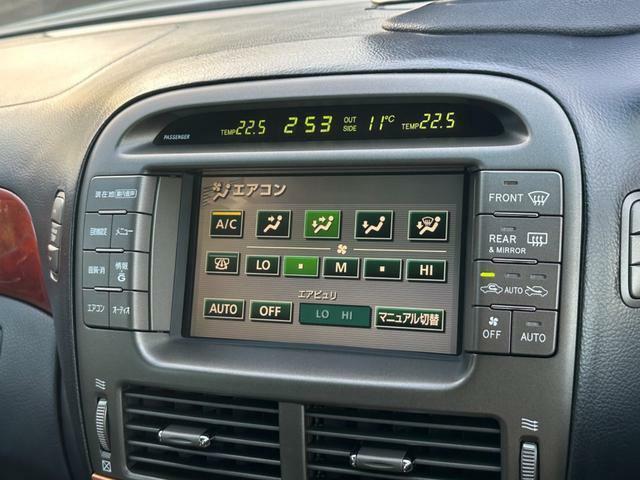 左右独立エアコンはナビ内での風向き、風量の調整を、ナビ左右横に取り付けられたボタンにより温度調整を行えます。運転席側と助手席側それぞれで温度管理が出来るのは嬉しい機能ですね！