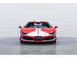 ボディカラーはRosso ScuderiaにArgento Nurburgringのレーシングストライプ
