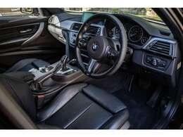 Mスポーツの内装は本来黒のモケットシートです。こちらはOPの本革シートになっております。