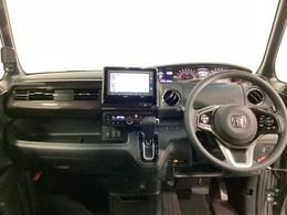 車内は光触媒抗菌消臭施工済です。スタイリッシュなデザインでスポーティなインパネ周りを演出します。グローブボックスやカップホルダーのほかにトレーなどたくさんの収納スペースが付いています。