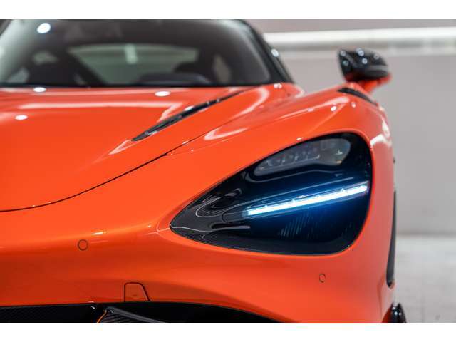 ポジショニングライトは横一文字に点灯いたします。ウィンカーは流れるシーケンシャルタイプとなっております。