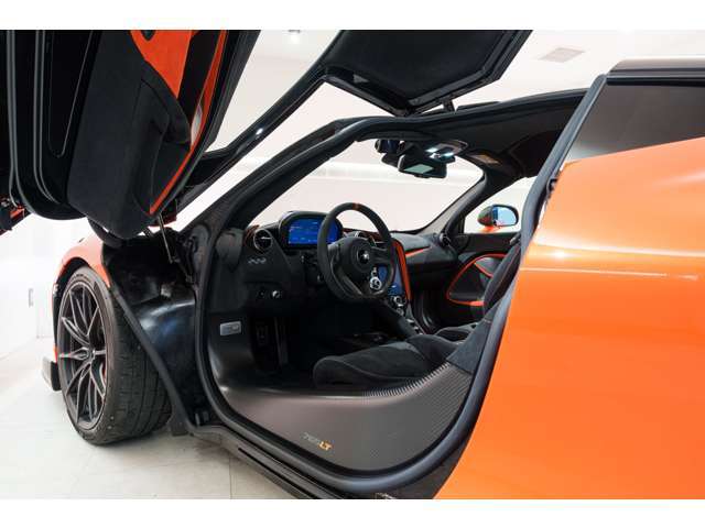 ディヘドラルドアによる乗り降りのしやすさを実車にてご体感ください。