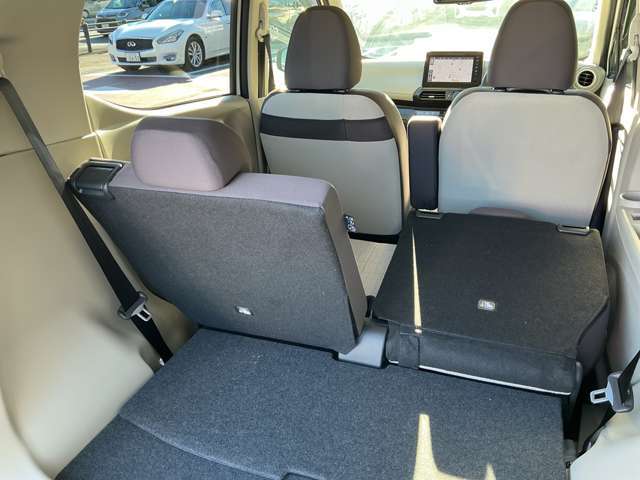 後席を片方倒した状態です