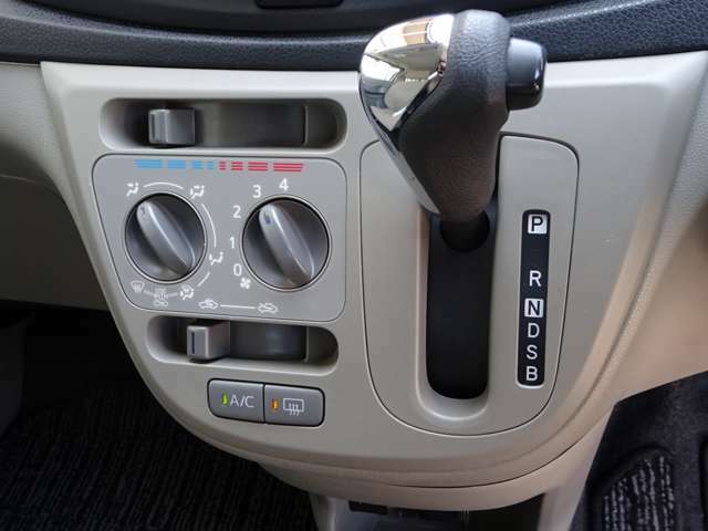 【シフト部分】です。【マニュアルエアコン】ダイヤルを回して簡単に温度調整ができます。車内も快適ですね！