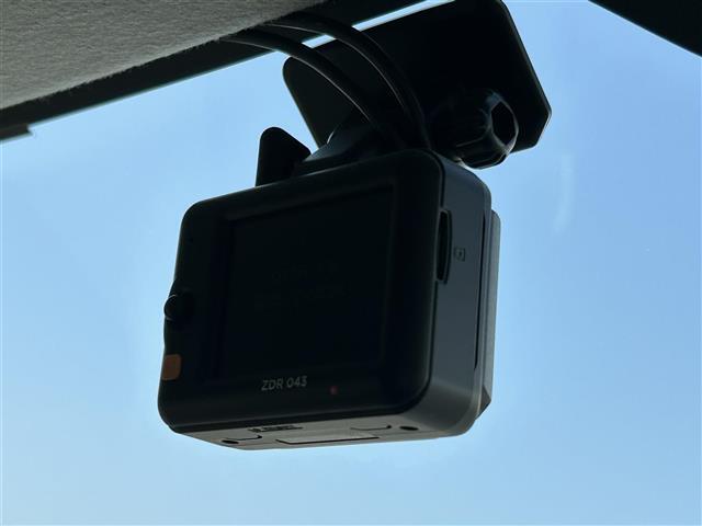 車線をはみ出しそうになると音で知らせてくれるので安心してお車の運転をしていただけます。