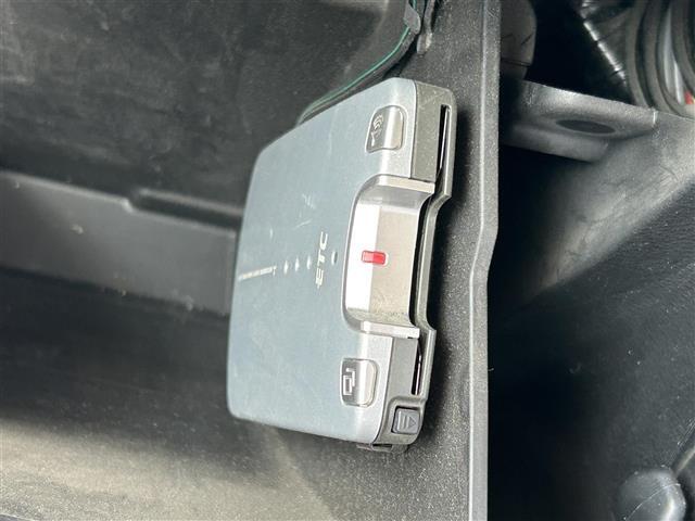 有料道路を利用する際に料金所で停止することなく通過できる、ETC車載器（ノンストップ自動料金収受システム機器）が装備されています。セットアップを行うことで利用可能になります。