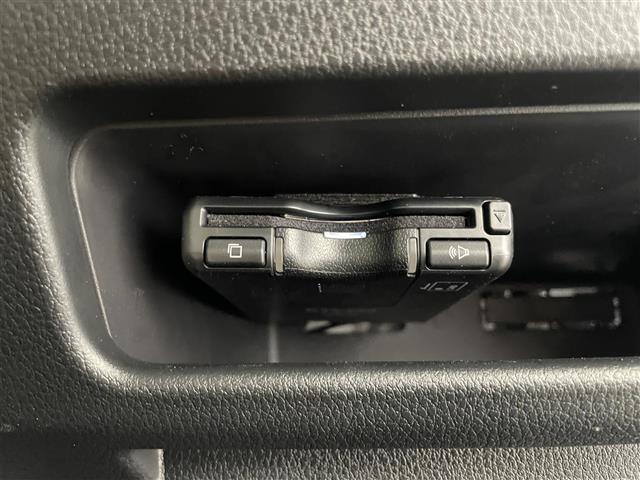 【ETC】有料道路を利用する際に料金所で停止することなく通過できる、ETC車載器（ノンストップ自動料金収受システム機器）が装備されています。セットアップを行うことで利用可能になります。