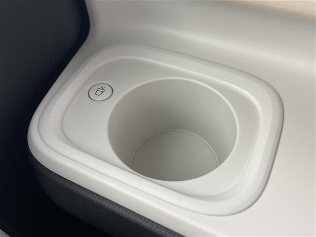 【ドリンクホルダー】長時間のドライブを快適に過ごすために、必須の車内アイテムですね。