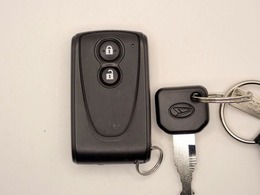 ◆三重県最大級の大型屋内中古車センター♪ヴァーサス鈴鹿店です♪オールジャンルの展示車が盛り沢山です♪在庫の無い車両のオーダーも受け付けます♪電話→059-384-5050までお問合せ下さい◆